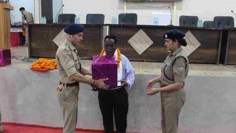 माह अप्रैल में सेवानिवृत्त होने वाले पुलिस कर्मियों के लिये किया गया विदाई समारोह का आयोजन, पुलिस अधीक्षक ऋषिकेश द्वारा सेवानिवृत्त होने वाले पुलिसकर्मियों को दी गई भाव-भीनी विदाई