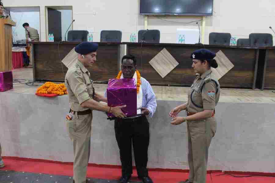 माह अप्रैल में सेवानिवृत्त होने वाले पुलिस कर्मियों के लिये किया गया विदाई समारोह का आयोजन, पुलिस अधीक्षक ऋषिकेश द्वारा सेवानिवृत्त होने वाले पुलिसकर्मियों को दी गई भाव-भीनी विदाई