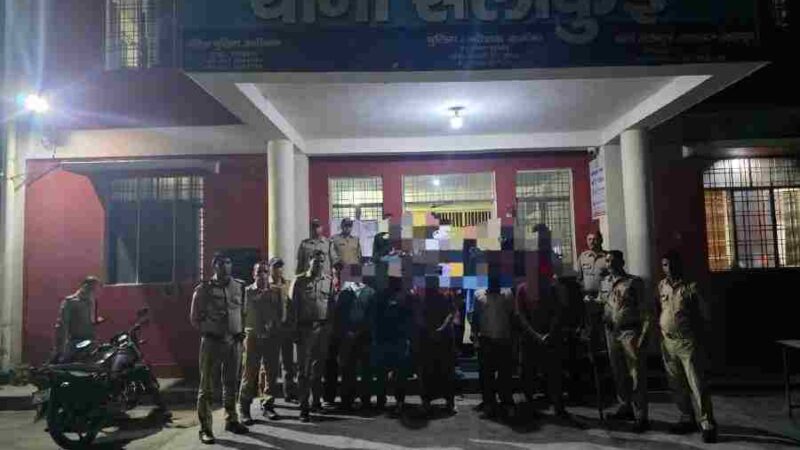 सड़क किनारे खुलेआम शराब पीने वाले शराबियों को दून पुलिस ने सिखाया कानून का पाठ
