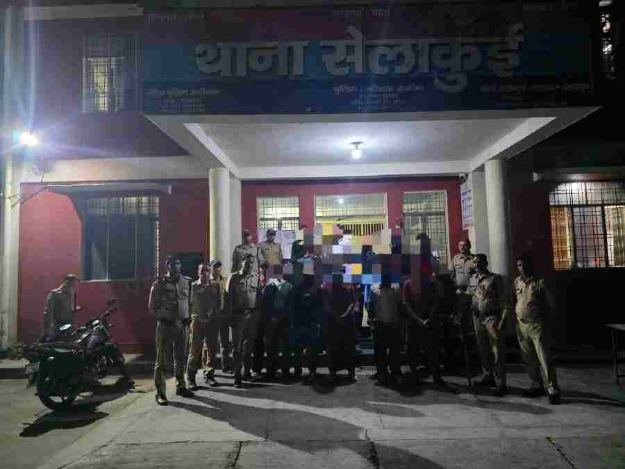 सड़क किनारे खुलेआम शराब पीने वाले शराबियों को दून पुलिस ने सिखाया कानून का पाठ