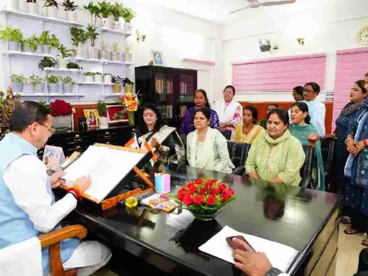 मुख्यमंत्री धामी से आंगनबाड़ी कार्यकर्ती/सेविका/मिनी कर्मचारी संगठन के प्रतिनिधिमंडल ने संगठन की अध्यक्ष श्रीमती रेखा नेगी के नेतृत्व में की भेंट, अपनी विभिन्न मांगों एवं समस्याओं से कराया अवगत