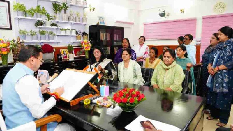 मुख्यमंत्री धामी से आंगनबाड़ी कार्यकर्ती/सेविका/मिनी कर्मचारी संगठन के प्रतिनिधिमंडल ने संगठन की अध्यक्ष श्रीमती रेखा नेगी के नेतृत्व में की भेंट, अपनी विभिन्न मांगों एवं समस्याओं से कराया अवगत