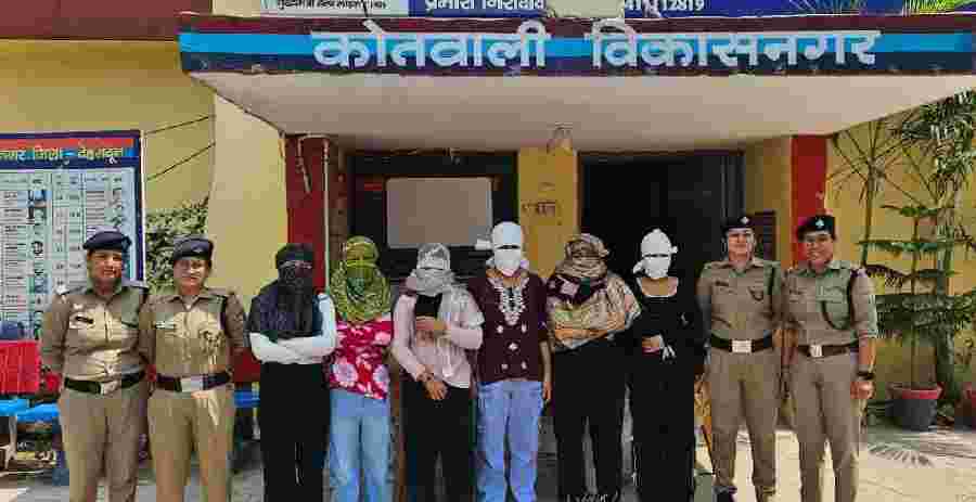 स्पा सेंटर में बिना सत्यापन के महिलाओं को रखने पर स्पा सेंटर संचालक के विरुद्ध पुलिस ने की कार्रवाई, स्पा सेंटर को कराया बंद