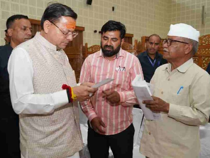सीएम धामी ने मुख्यमंत्री आवास स्थित मुख्य सेवक सदन में प्रदेश के विभिन्न जनपदों से आए लोगों की समस्याओं को सुना