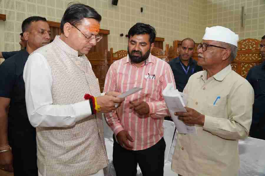 सीएम धामी ने मुख्यमंत्री आवास स्थित मुख्य सेवक सदन में प्रदेश के विभिन्न जनपदों से आए लोगों की समस्याओं को सुना