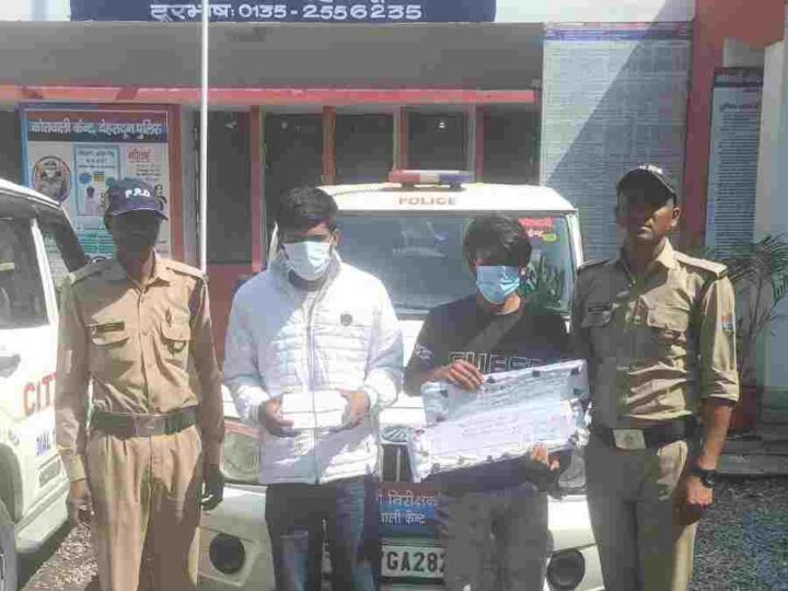 गाड़ी की नम्बर प्लेट बदलकर मोबाइल स्नेचिंग की घटना को अंजाम देने वाले 2 अभियुक्तों को पुलिस ने किया गिरफ्तार