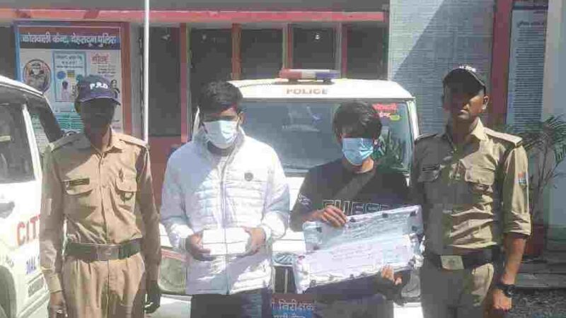 गाड़ी की नम्बर प्लेट बदलकर मोबाइल स्नेचिंग की घटना को अंजाम देने वाले 2 अभियुक्तों को पुलिस ने किया गिरफ्तार