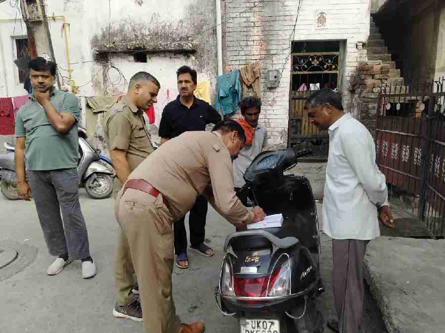 पुलिस की अलग- अलग टीमों द्वारा बाहरी व्यक्तियों के सत्यापन की कार्यवाही, 12 संदिग्ध व्यक्तियों का 81 पुलिस एक्ट में चालान कर किया गया जुर्माना