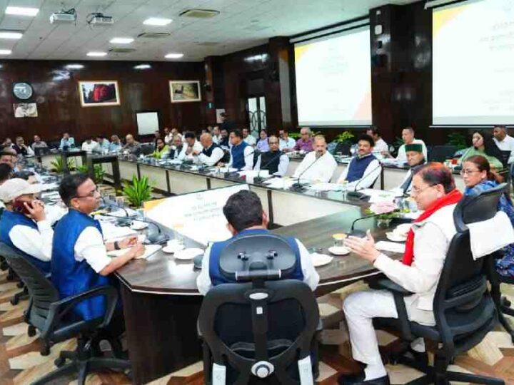 बिना तैयारी बैठक में पहुंचे अधिकारियों पर सीएम धामी सख्त, जताई कड़ी नाराजगी, मुख्यमंत्री बोले-मुख्यमंत्री घोषणाएं सरकार की सर्वाेच्च प्राथमिकता