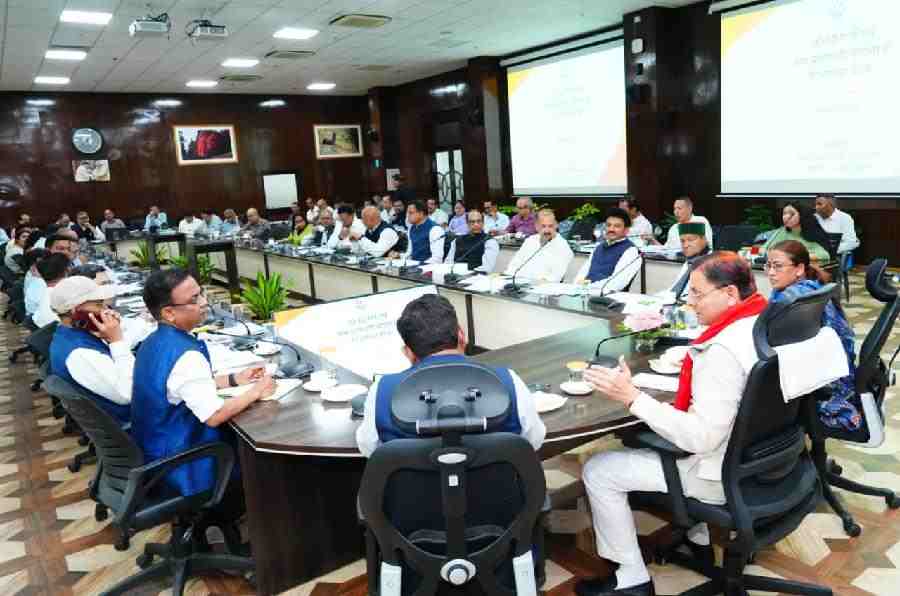 बिना तैयारी बैठक में पहुंचे अधिकारियों पर सीएम धामी सख्त, जताई कड़ी नाराजगी, मुख्यमंत्री बोले-मुख्यमंत्री घोषणाएं सरकार की सर्वाेच्च प्राथमिकता