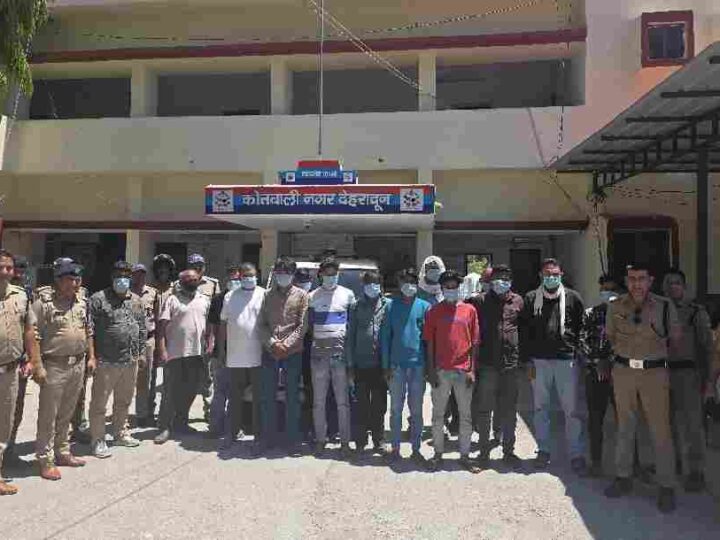 निजी अपार्टमेंट में चल रहे लाखों के जुए के खेल का पुलिस ने किया भंडाफोड़, 18 जुआरियों को किया गिरफ्तार