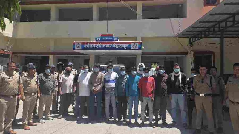 निजी अपार्टमेंट में चल रहे लाखों के जुए के खेल का पुलिस ने किया भंडाफोड़, 18 जुआरियों को किया गिरफ्तार