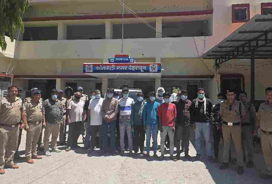 निजी अपार्टमेंट में चल रहे लाखों के जुए के खेल का पुलिस ने किया भंडाफोड़, 18 जुआरियों को किया गिरफ्तार