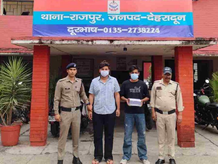 युवक के साथ मारपीट कर मोबाइल छीनने व वाहन को क्षतिग्रस्त करने वाले 2 अभियुक्तों को दून पुलिस ने किया गिरफ्तार