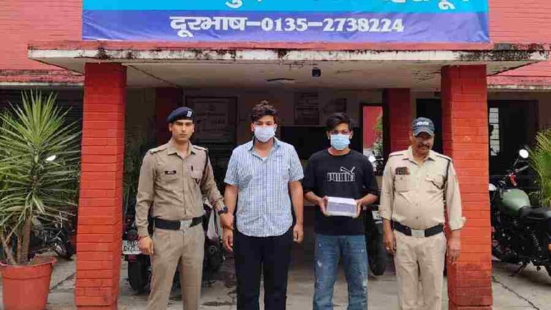 युवक के साथ मारपीट कर मोबाइल छीनने व वाहन को क्षतिग्रस्त करने वाले 2 अभियुक्तों को दून पुलिस ने किया गिरफ्तार