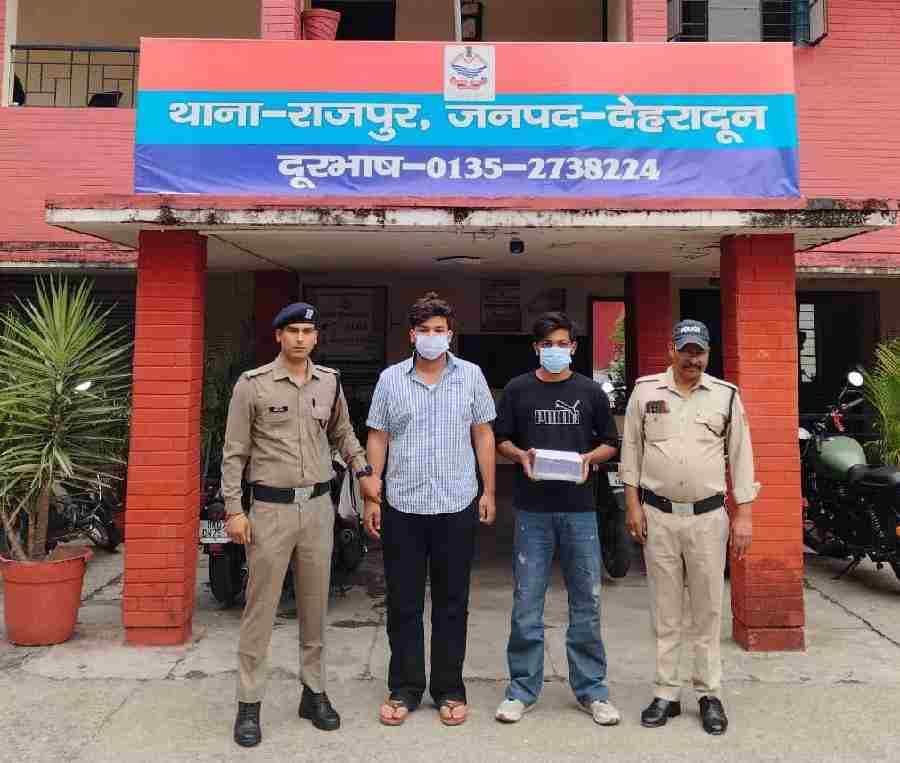 युवक के साथ मारपीट कर मोबाइल छीनने व वाहन को क्षतिग्रस्त करने वाले 2 अभियुक्तों को दून पुलिस ने किया गिरफ्तार