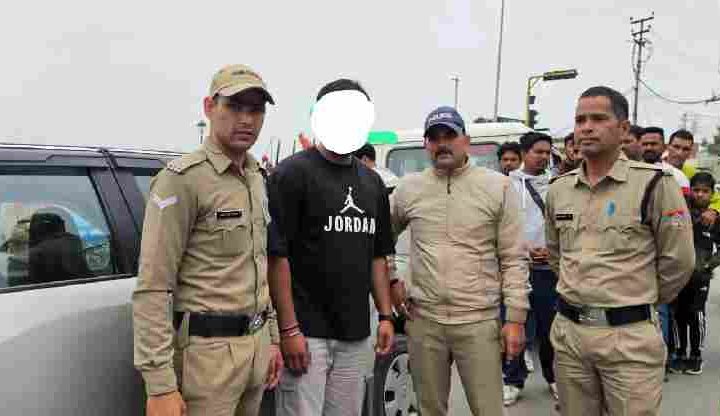 पिता की पुलिस वर्दी व पी-कैप का खुमारी दून पुलिस ने एक झटके में उतारी, वाहन में वर्दी व पी कैप रखकर नशे की हालत में वाहन चलाने वाले युवक को पुलिस ने किया गिरफ्तार