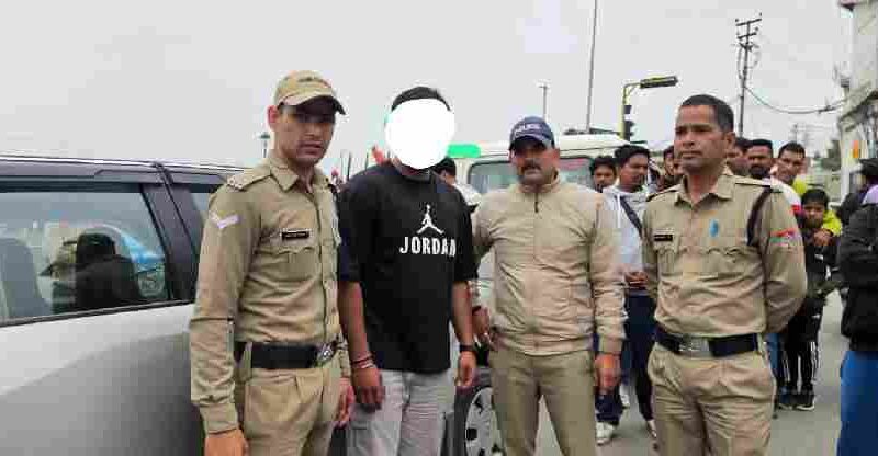 पिता की पुलिस वर्दी व पी-कैप का खुमारी दून पुलिस ने एक झटके में उतारी, वाहन में वर्दी व पी कैप रखकर नशे की हालत में वाहन चलाने वाले युवक को पुलिस ने किया गिरफ्तार