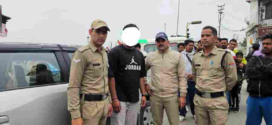 पिता की पुलिस वर्दी व पी-कैप का खुमारी दून पुलिस ने एक झटके में उतारी, वाहन में वर्दी व पी कैप रखकर नशे की हालत में वाहन चलाने वाले युवक को पुलिस ने किया गिरफ्तार