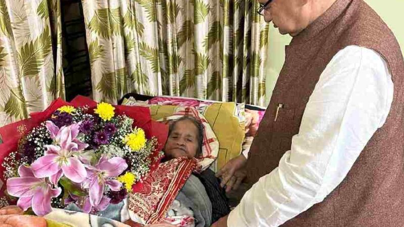 कैबिनेट मंत्री गणेश जोशी ने मातृदिवस पर लिया माँ का आशीर्वाद, कहा — माँ का स्थान जीवन में सर्वोच्च