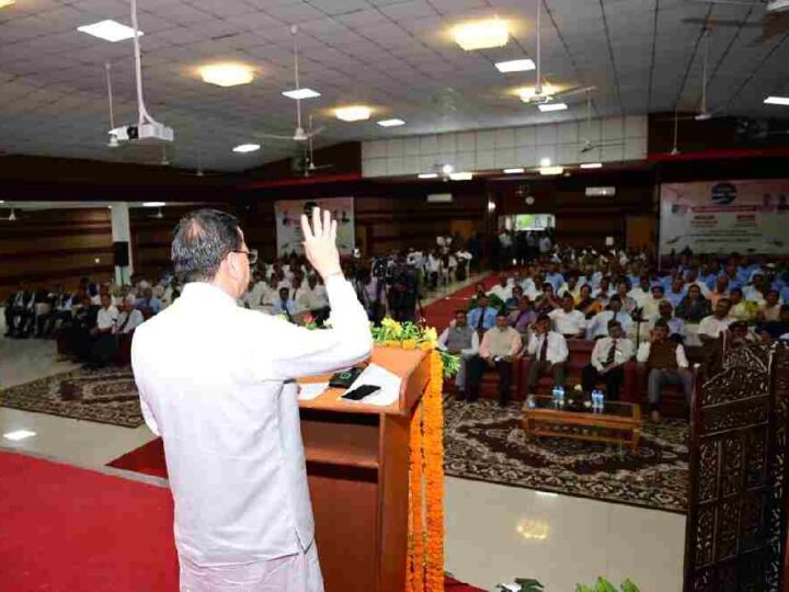 मुख्यमंत्री धामी ने दून सैनिक इंस्टीट्यूट, गढ़ी कैंट, में ऑपरेशन सिंदूर-शौर्य, सम्मान और वीरता का एक वर्ष पूर्ण होने के अवसर पर आयोजित कार्यक्रम में किया प्रतिभाग