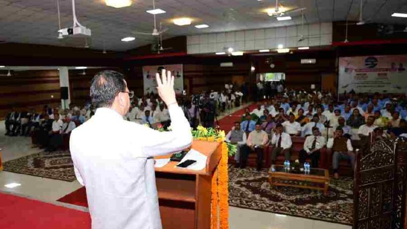 मुख्यमंत्री धामी ने दून सैनिक इंस्टीट्यूट, गढ़ी कैंट, में ऑपरेशन सिंदूर-शौर्य, सम्मान और वीरता का एक वर्ष पूर्ण होने के अवसर पर आयोजित कार्यक्रम में किया प्रतिभाग