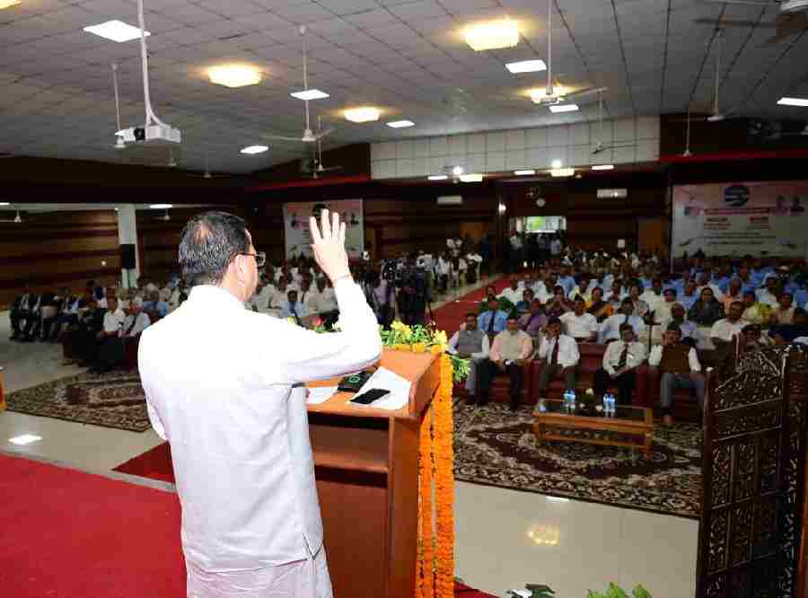 मुख्यमंत्री धामी ने दून सैनिक इंस्टीट्यूट, गढ़ी कैंट, में ऑपरेशन सिंदूर-शौर्य, सम्मान और वीरता का एक वर्ष पूर्ण होने के अवसर पर आयोजित कार्यक्रम में किया प्रतिभाग