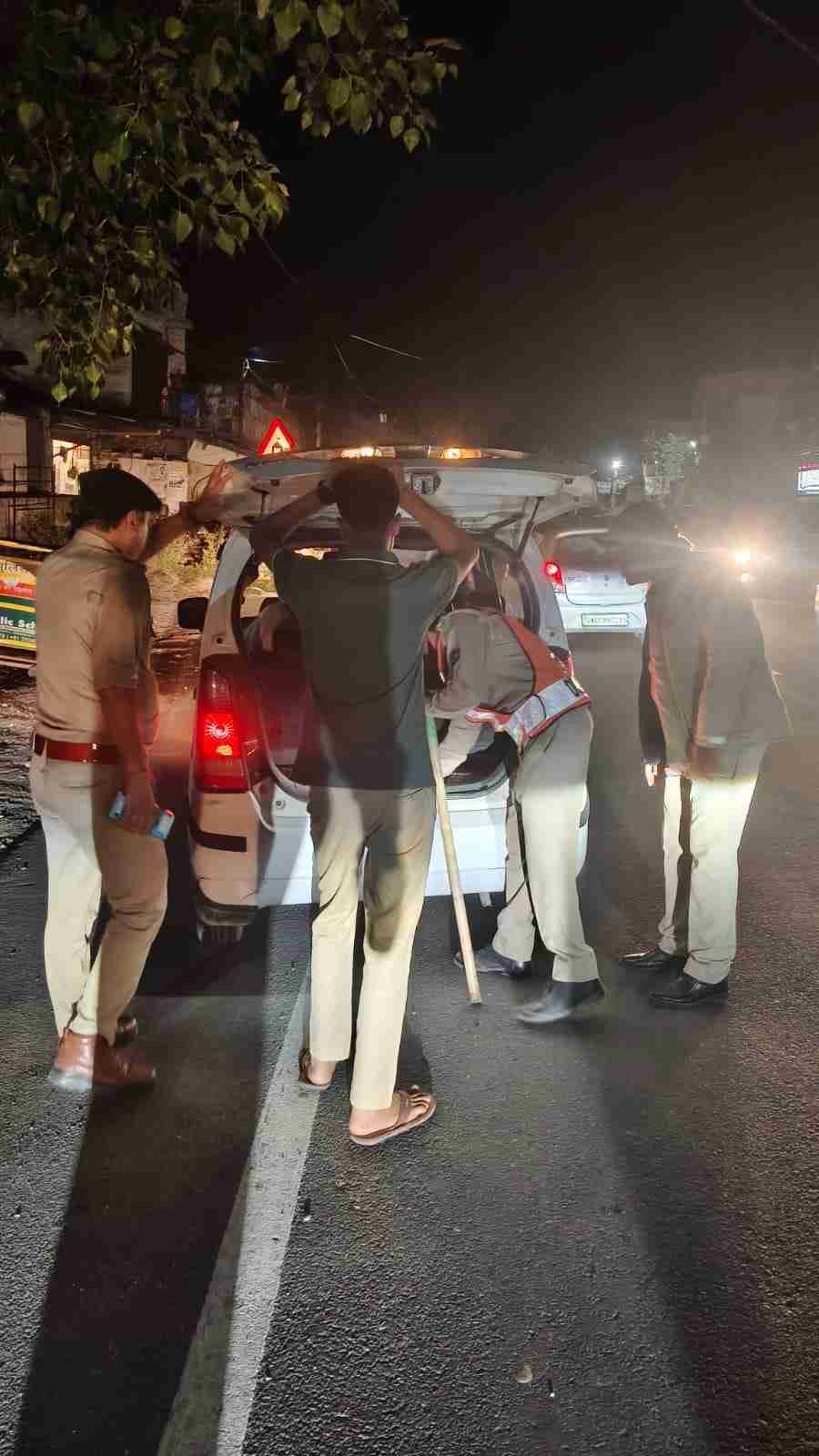 एसएसपी देहरादून के निर्देशों पर सम्पूर्ण जनपद में दून पुलिस द्वारा लगातार चलाया जा रहा सघन चेकिंग अभियान, देर रात्रि में घूम रहे 1 हज़ार से अधिक व्यक्तियों से की पूछताछ, 14 संदिग्धों को हिरासत में लेकर लाया गया थाने