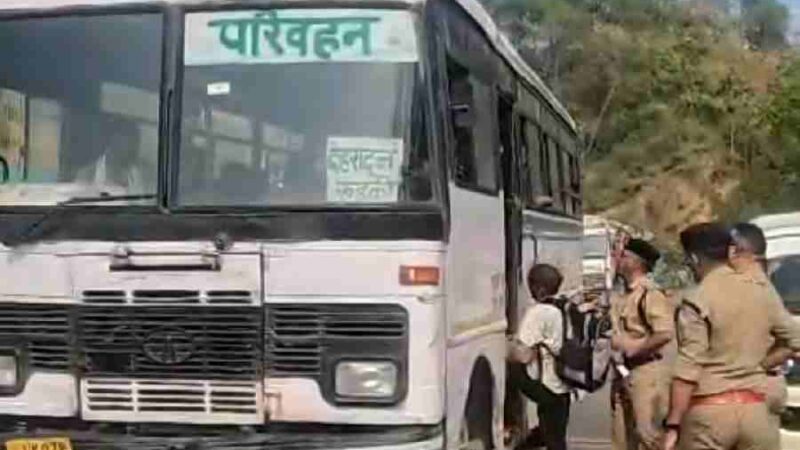 गुण्डा अधिनियम के तहत 1 आदतन अपराधी को ढोल नगाडे बजाकर दून पुलिस ने किया तड़ीपार