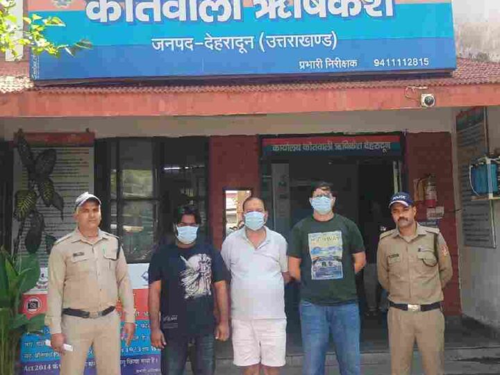 कारोबारी को हत्या के प्रयास व लूट में फंसाने का भय दिखाकर “पुलिस सेटिंग” के नाम पर 25 लाख की रंगदारी वसूलने वाले शातिर गिरोह को दून पुलिस ने किया बेनकाब, गिरोह के मास्टरमाइंड समेत 3 अभियुक्तो को किया गिरफ्तार