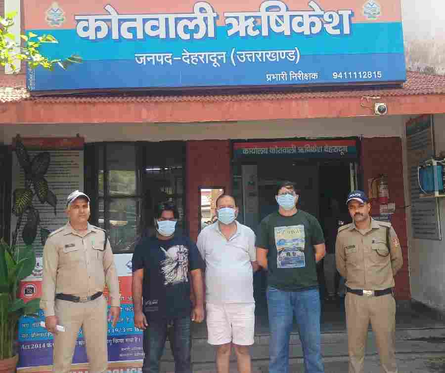 कारोबारी को हत्या के प्रयास व लूट में फंसाने का भय दिखाकर “पुलिस सेटिंग” के नाम पर 25 लाख की रंगदारी वसूलने वाले शातिर गिरोह को दून पुलिस ने किया बेनकाब, गिरोह के मास्टरमाइंड समेत 3 अभियुक्तो को किया गिरफ्तार
