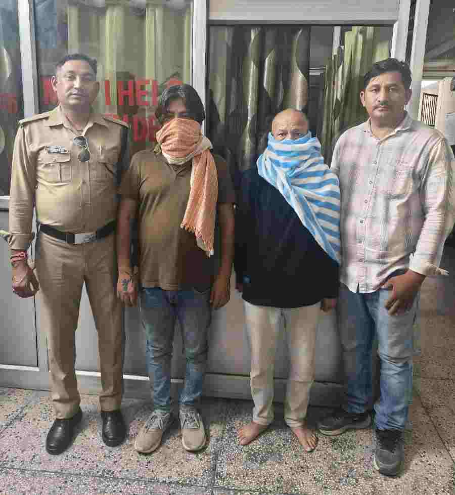 कैंट क्षेत्र मे चल रहे जिस्मफरोशी के धंधे का दून पुलिस ने किया भंडाफोड़, अनैतिक देह व्यापार करवा रहे व्यक्ति सहित 2 अभियुक्तों को किया गिरफ्तार, 3 पीडिताओं को किया रेस्क्यू