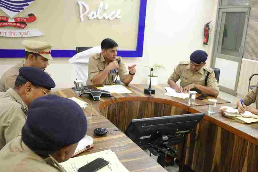 एसएसपी देहरादून ने जनपद के समस्त राजपत्रित अधिकारियों के साथ की समीक्षा गोष्ठी, वर्तमान में चल रहे “ऑपरेशन प्रहार” के तहत की गयी कार्यवाहियों की सर्किलवार समीक्षा, वांछित/ईनामी/पेशेवर अपराधियों की जल्द गिरफ्तारी के दिये निर्देश