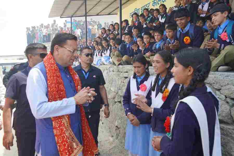 सीएम धामी ने देवीधुरा में छात्र-छात्राओं से किया संवाद, उज्ज्वल भविष्य की दी शुभकामनाएं