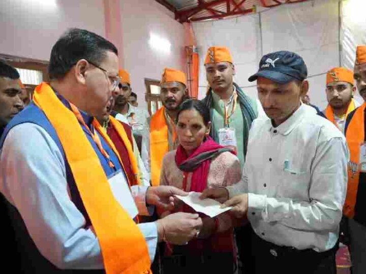 मुख्यमंत्री धामी ने दिवंगत सोमेंद्र सिंह बोहरा के परिजनों को सौंपी ₹10 लाख की सहायता राशि