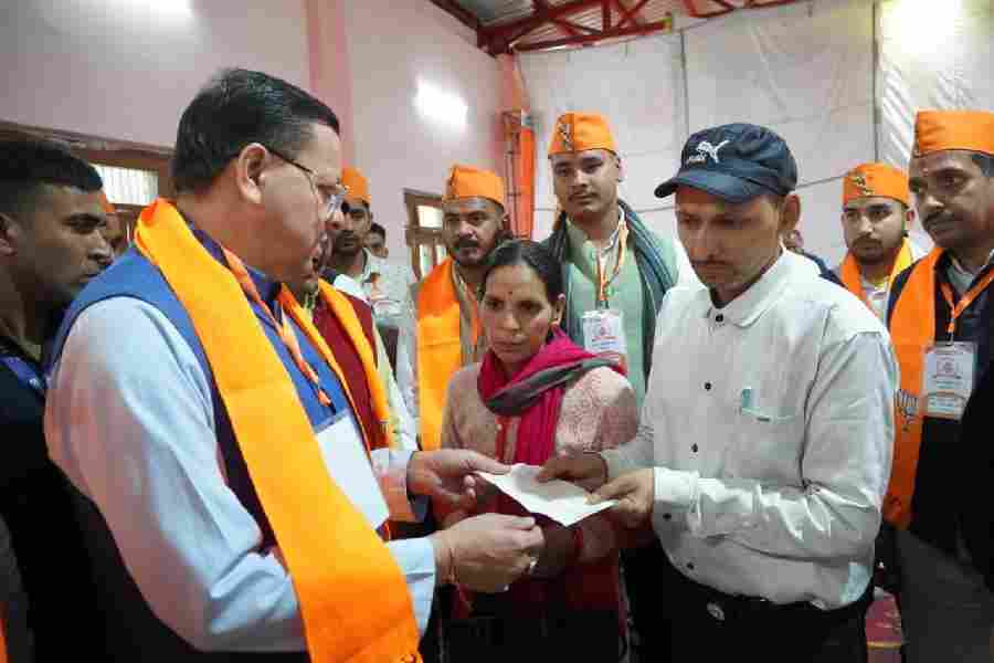 मुख्यमंत्री धामी ने दिवंगत सोमेंद्र सिंह बोहरा के परिजनों को सौंपी ₹10 लाख की सहायता राशि