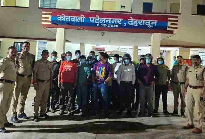 पुलिस अधीक्षक ऋषिकेश के नेतृत्व में अलग अलग टीमो द्वारा संदिग्धों के ठिकानों पर की गई औचक छापेमारी, सार्वजनिक स्थानों पर शराब पीने वाले 73 व्यक्तियों को पुलिस द्वारा हिरासत में लेकर लाया गया थाने
