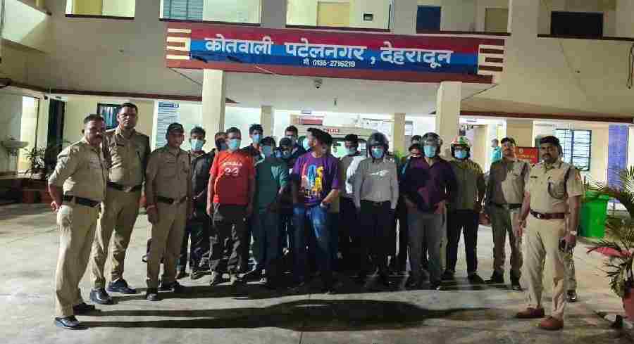पुलिस अधीक्षक ऋषिकेश के नेतृत्व में अलग अलग टीमो द्वारा संदिग्धों के ठिकानों पर की गई औचक छापेमारी, सार्वजनिक स्थानों पर शराब पीने वाले 73 व्यक्तियों को पुलिस द्वारा हिरासत में लेकर लाया गया थाने