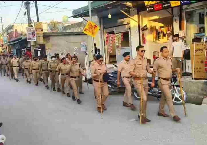 सेलाकुई क्षेत्र में पुलिस द्वारा अर्धसैनिक बलों के साथ किया फ़्लैग मार्च, माहौल बिगाड़ने का प्रयास करने वालो को कड़ी कार्यवाही दी चेतावनी