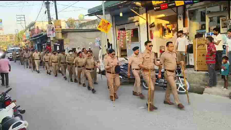 सेलाकुई क्षेत्र में पुलिस द्वारा अर्धसैनिक बलों के साथ किया फ़्लैग मार्च, माहौल बिगाड़ने का प्रयास करने वालो को कड़ी कार्यवाही दी चेतावनी