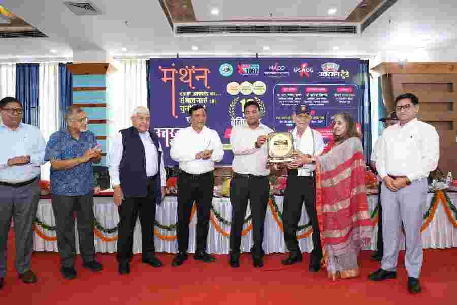 20 विभूतियां ‘उत्तराखंड गौरव’ से सम्मानित, 35 लोगों को मिला विशेष सम्मान मंथन में विकास, संस्कृति और समाज निर्माण पर हुई व्यापक चर्चा, बोली-भाषा का संवर्द्धन और बच्चों को नैतिक संस्कार देने जरूरी: बंशीधर तिवारी