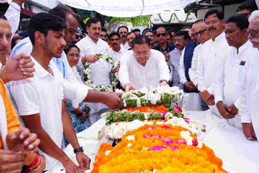 मुख्यमंत्री धामी ने पूर्व मुख्यमंत्री मेजर जनरल भुवन चंद्र खंडूड़ी के पार्थिव शरीर पर पुष्प चक्र अर्पित कर उन्हें नम आंखों से दी विदाई