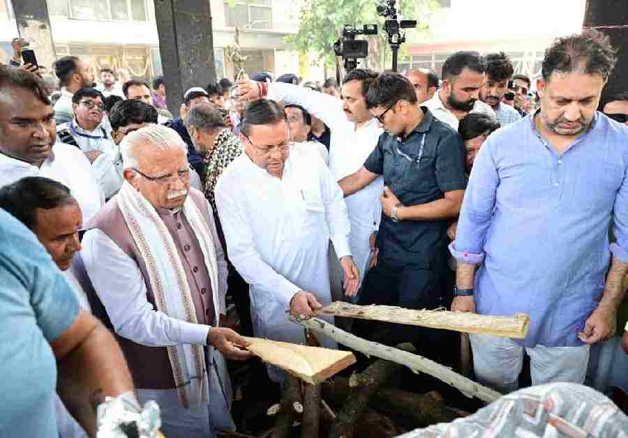 पूर्व मुख्यमंत्री मेजर जनरल भुवन चंद्र खंडूड़ी (से.नि) की अंतिम यात्रा में उमड़ा जनसैलाब, खड़खड़ी श्मशान घाट में राजकीय सम्मान के साथ किया गया अंतिम संस्कार, सेना एवं पुलिस के जवानों ने गार्ड ऑफ ऑनर देकर दी अंतिम सलामी