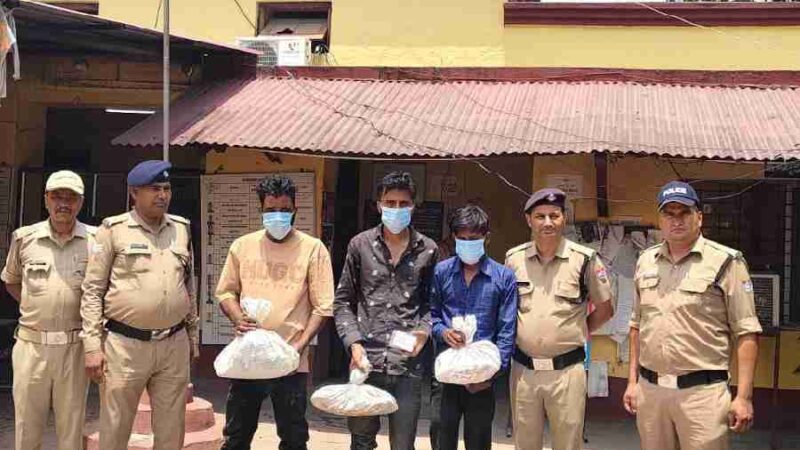 सहसपुर क्षेत्र की फैक्ट्री में हुई चोरी की घटना का दून पुलिस ने किया खुलासा, घटना को अंजाम देने वाले 3 अभियुक्तों को किया गिरफ्तार
