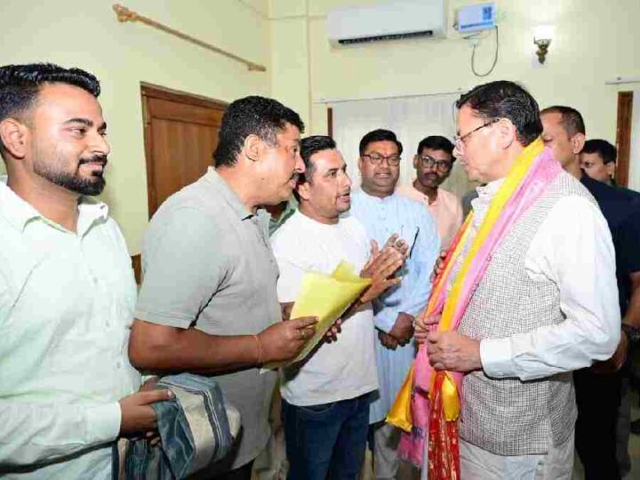 मुख्यमंत्री धामी ने हल्द्वानी-काठगोदाम स्थित सर्किट हाउस में आम जनता एवं स्थानीय जनप्रतिनिधियों से भेंट कर सुनी उनकी समस्याएं