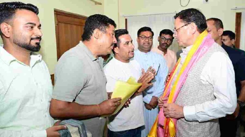 मुख्यमंत्री धामी ने हल्द्वानी-काठगोदाम स्थित सर्किट हाउस में आम जनता एवं स्थानीय जनप्रतिनिधियों से भेंट कर सुनी उनकी समस्याएं