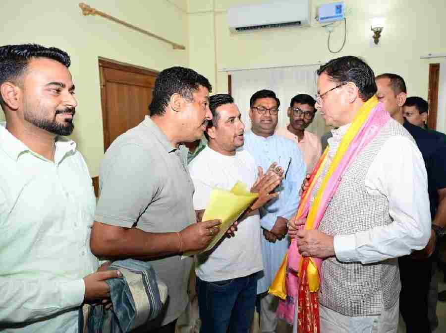 मुख्यमंत्री धामी ने हल्द्वानी-काठगोदाम स्थित सर्किट हाउस में आम जनता एवं स्थानीय जनप्रतिनिधियों से भेंट कर सुनी उनकी समस्याएं
