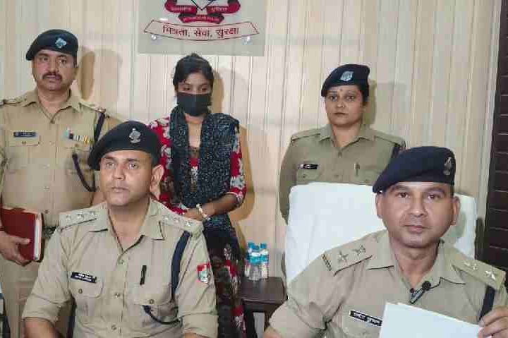 1 वर्ष पूर्व राजपुर में हुई हत्या की घटना में वांछित 25 हज़ार की ईनामी अभियुक्ता आयी दून पुलिस की गिरफ्त में, प्रोपर्टी विवाद के चलते मृतक के सौतेले भाई ने ही सुपारी देकर कराई थी अपने भाई की हत्या