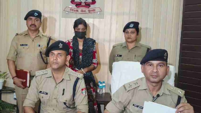 1 वर्ष पूर्व राजपुर में हुई हत्या की घटना में वांछित 25 हज़ार की ईनामी अभियुक्ता आयी दून पुलिस की गिरफ्त में, प्रोपर्टी विवाद के चलते मृतक के सौतेले भाई ने ही सुपारी देकर कराई थी अपने भाई की हत्या