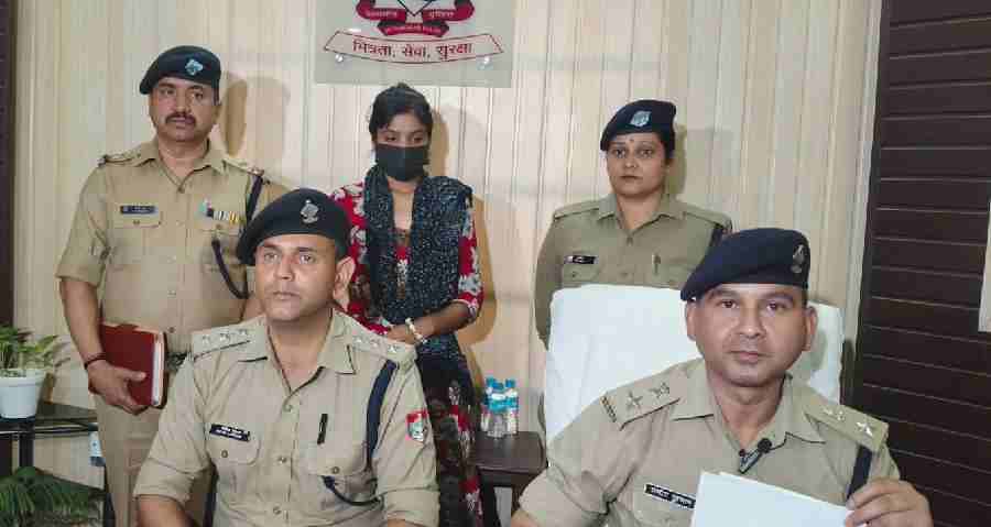 1 वर्ष पूर्व राजपुर में हुई हत्या की घटना में वांछित 25 हज़ार की ईनामी अभियुक्ता आयी दून पुलिस की गिरफ्त में, प्रोपर्टी विवाद के चलते मृतक के सौतेले भाई ने ही सुपारी देकर कराई थी अपने भाई की हत्या